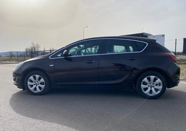 Opel Astra cena 33500 przebieg: 184700, rok produkcji 2015 z Rumia małe 46